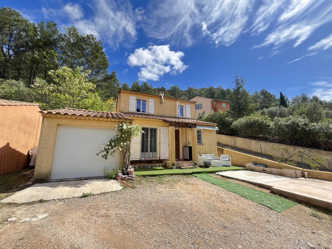 Maison à VINS-SUR-CARAMY