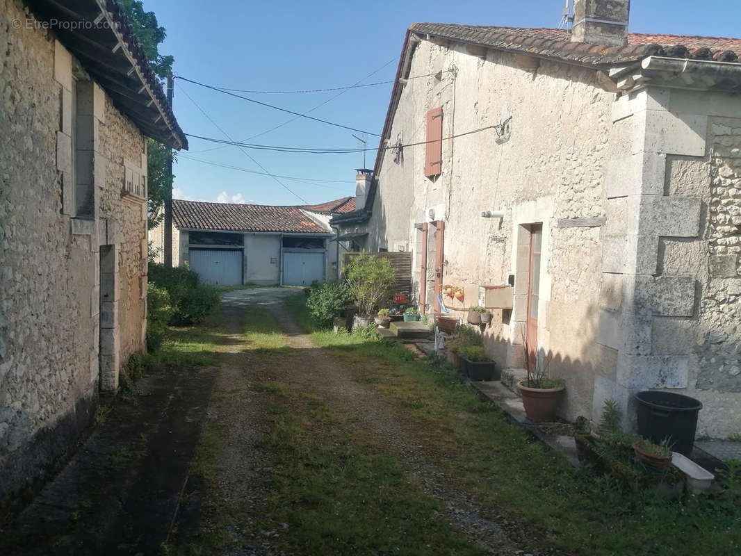 Maison à MONTIGNAC-LE-COQ