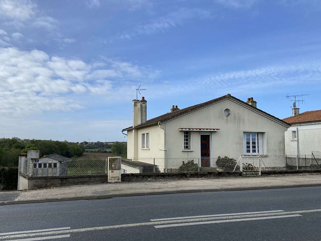 Maison à SAINT-PIERRE-D&#039;EXIDEUIL