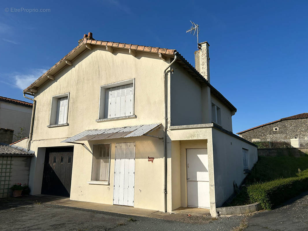 Maison à SAINT-PIERRE-D&#039;EXIDEUIL