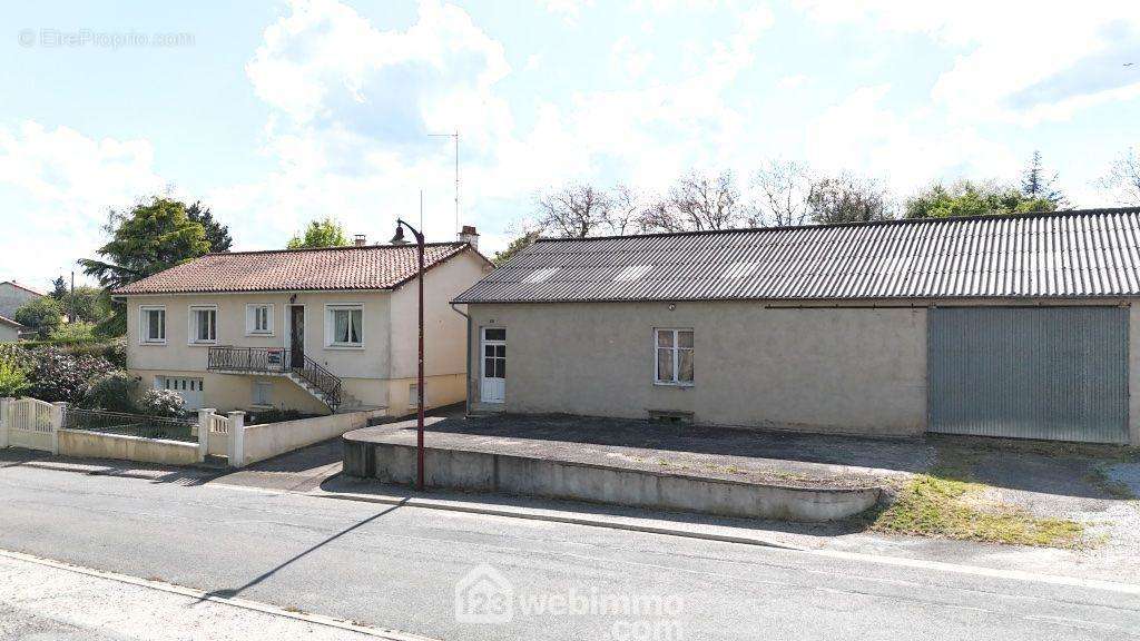 En centre bourg, à 5 minutes des écoles et commerces, ensemble immobilier comprenant : - Maison à AZAY-SUR-THOUET