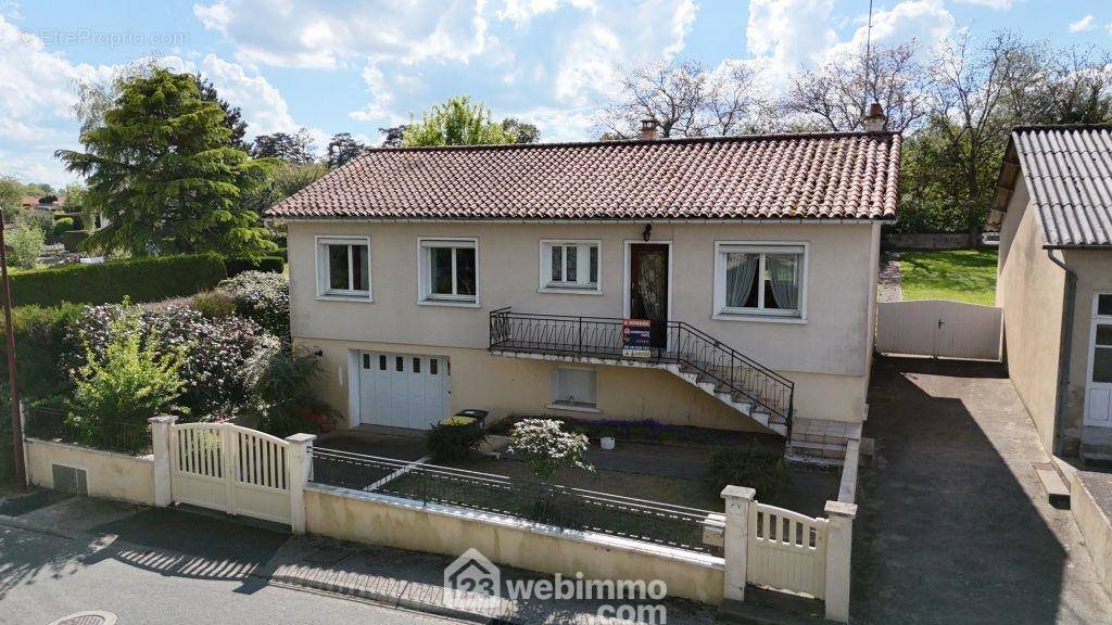 Une maison d&#039;habitation avec grand jardin, - Maison à AZAY-SUR-THOUET