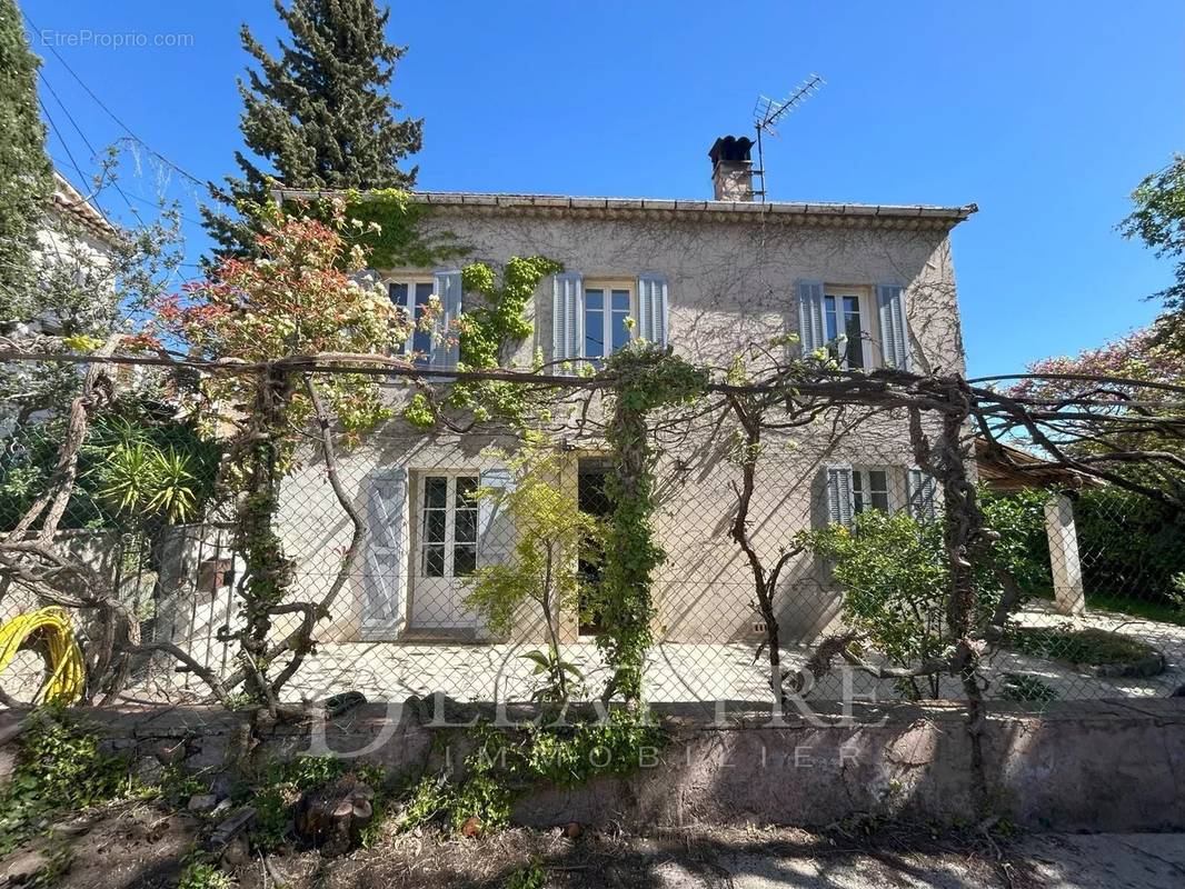 Maison à CHATEAUNEUF-GRASSE