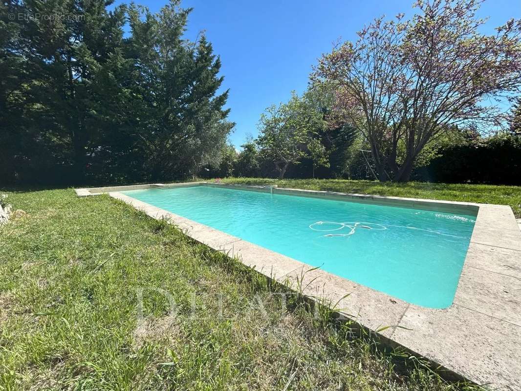 Maison à CHATEAUNEUF-GRASSE