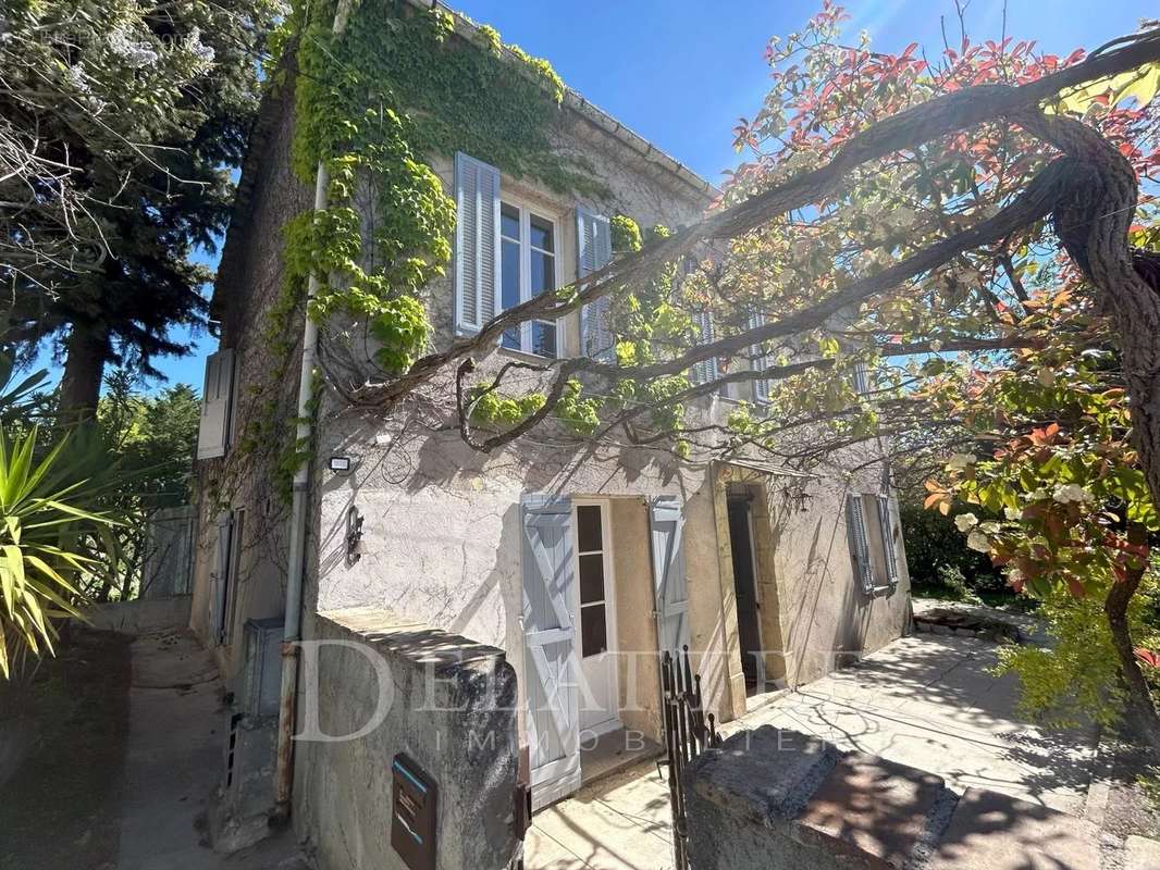 Maison à CHATEAUNEUF-GRASSE