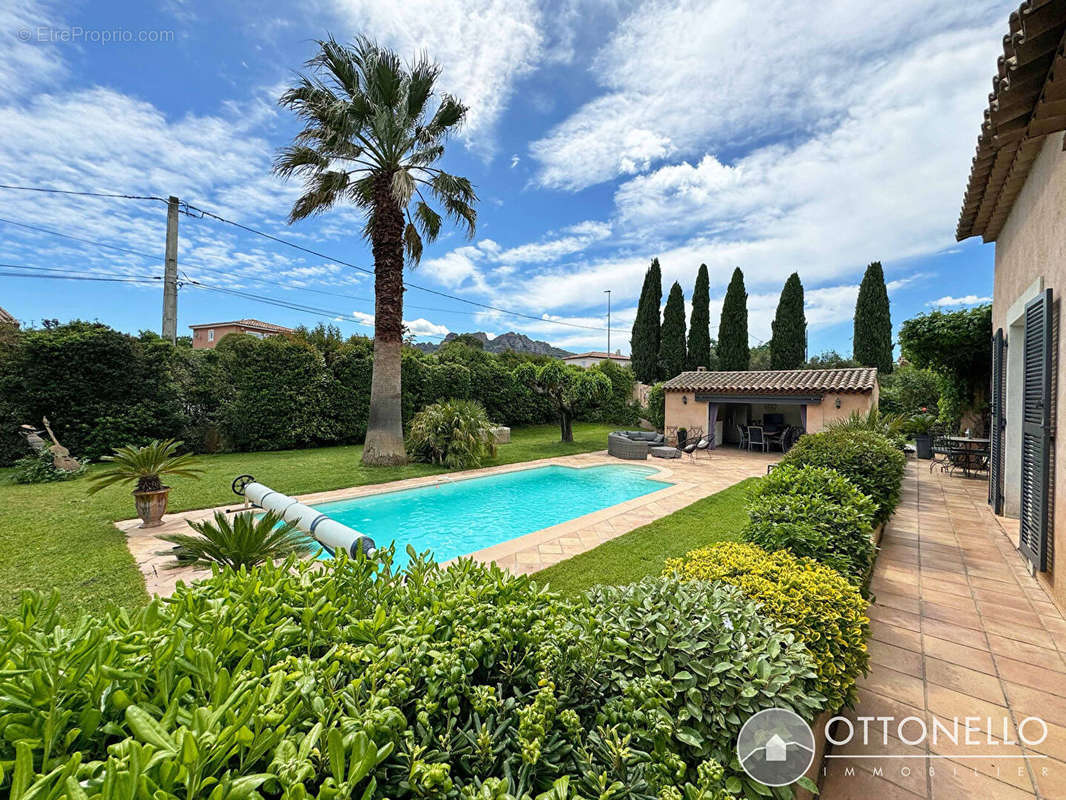 Maison à ROQUEBRUNE-SUR-ARGENS