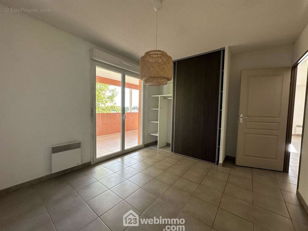 Chambre avec placard et vue terrasse - Appartement à MONTPELLIER