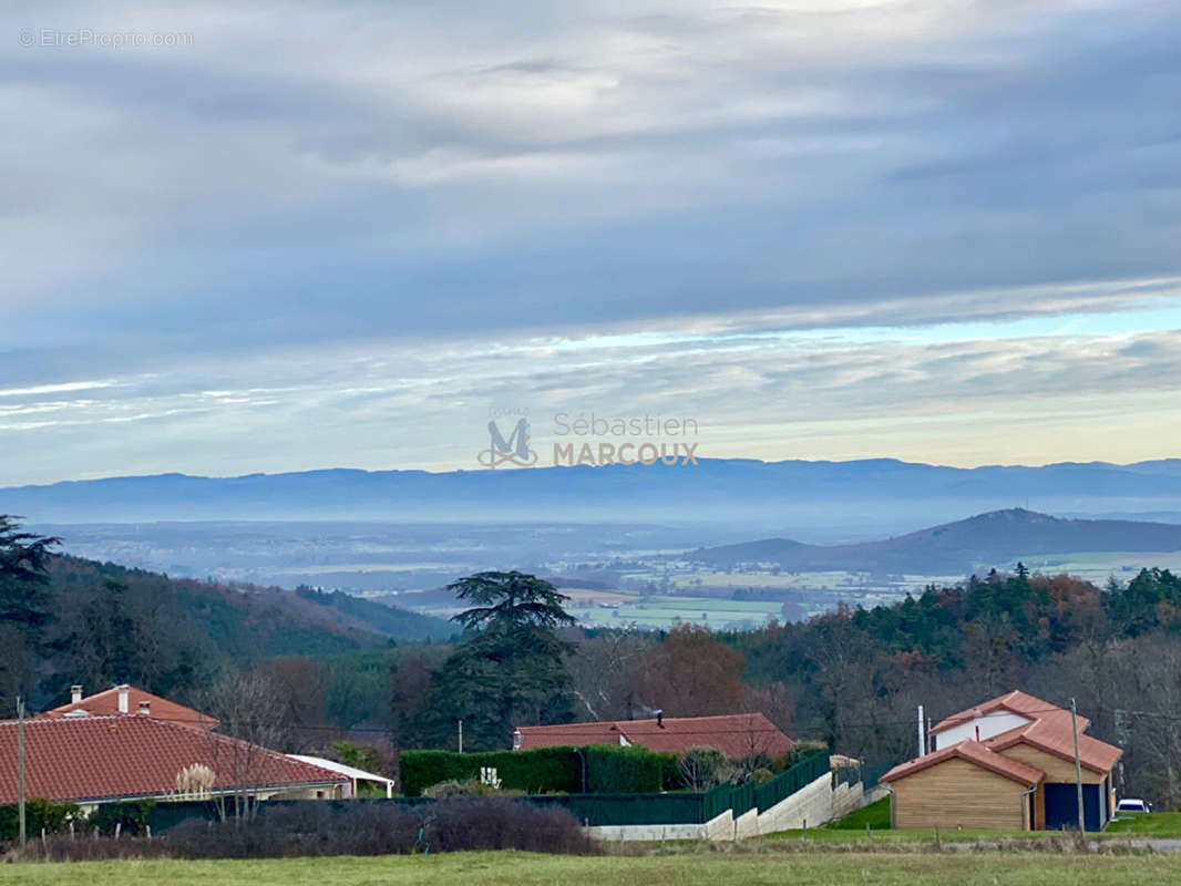 Terrain à MARCILLY-LE-CHATEL