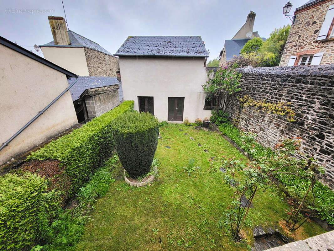 Maison à MONTSURS