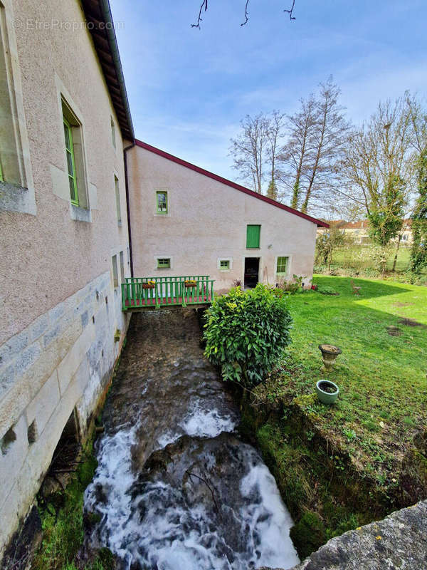 Maison à LACROIX-SUR-MEUSE