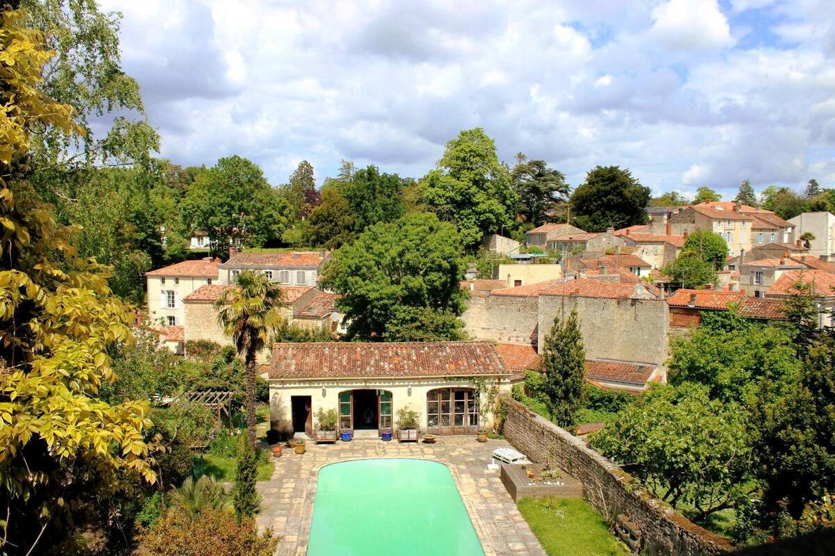 Maison à FONTENAY-LE-COMTE