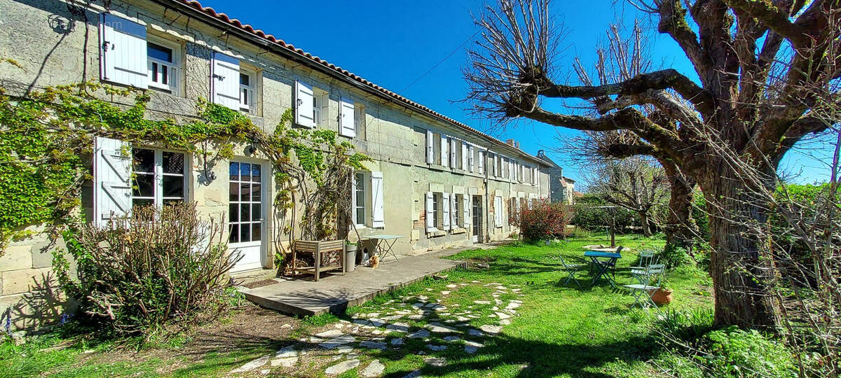 Maison à LA ROCHE-CHALAIS