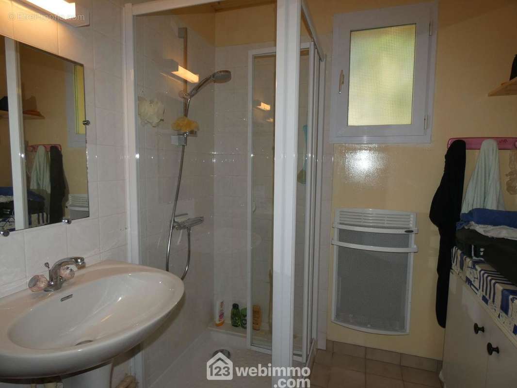 une salle d&#039;eau et un WC séparé - Maison à LONGEVILLE-SUR-MER