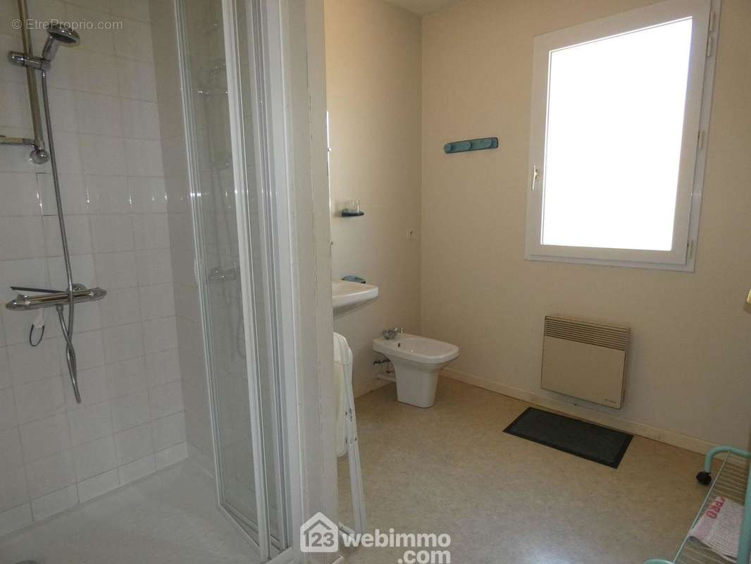 Une salle d&#039;eau et un WC séparé - Maison à LONGEVILLE-SUR-MER