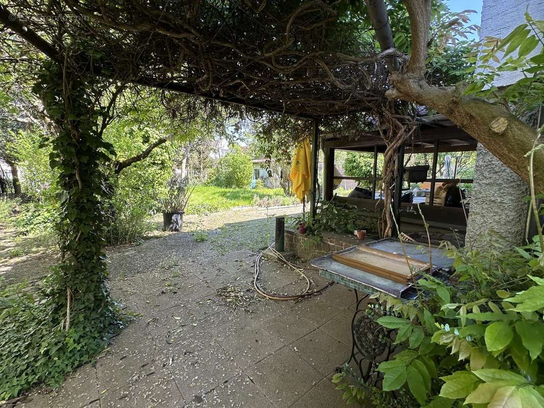 Accés arrière avec pergola puis jardin - Maison à OSTWALD