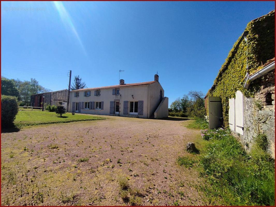 Maison à SAINT-ETIENNE-DU-BOIS