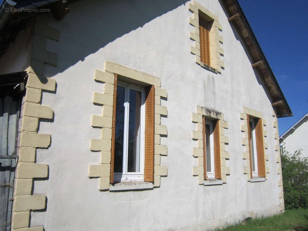   - Maison à MERLINES