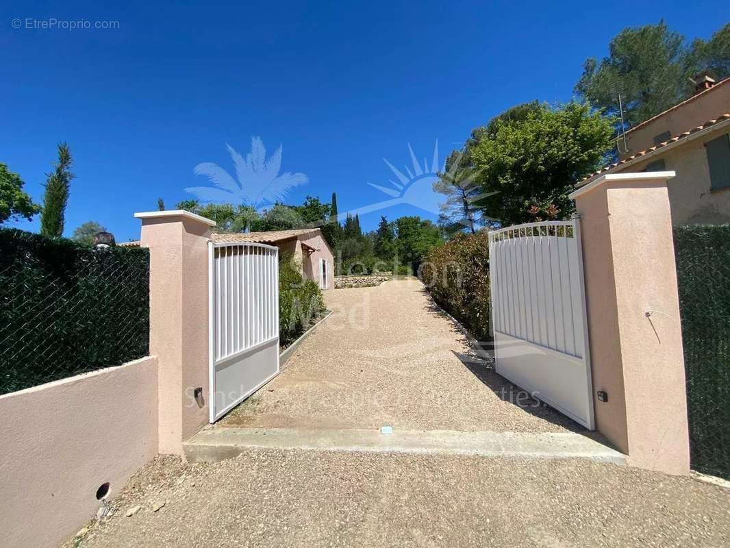 Maison à CHATEAUNEUF-GRASSE