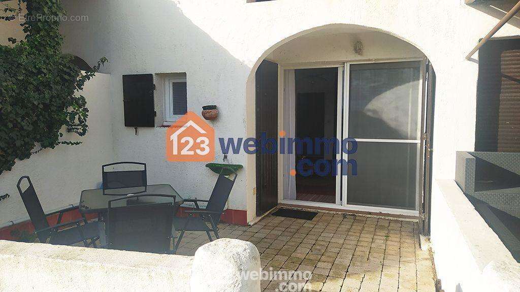 La terrasse vue de l&#039;extérieur. - Appartement à SAINTES-MARIES-DE-LA-MER