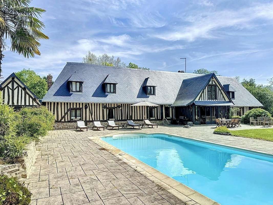 FACADE + PISCINE  - Maison à DEAUVILLE