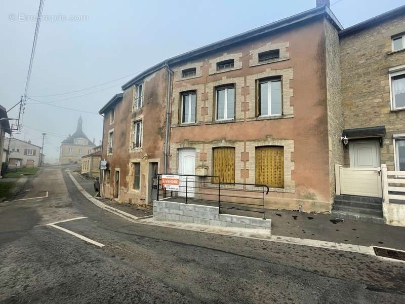 Maison à POUILLY-SUR-MEUSE