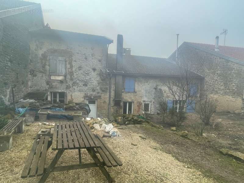 Maison à POUILLY-SUR-MEUSE