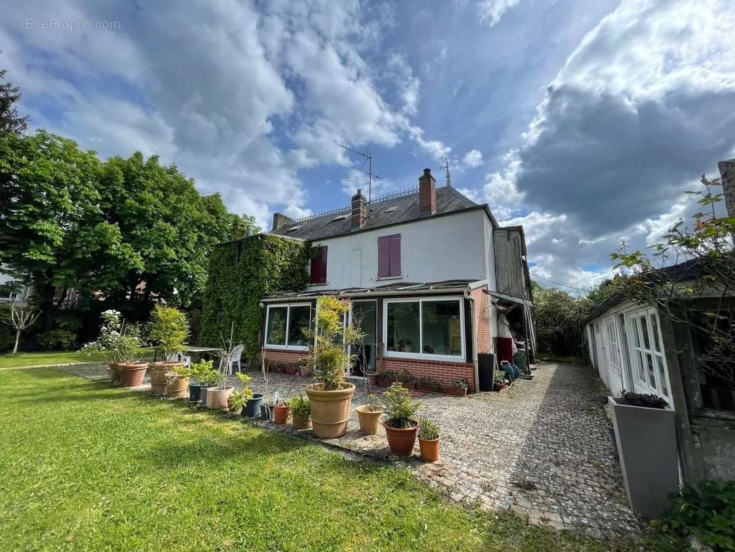 Maison à LE MESNIL-SAINT-DENIS