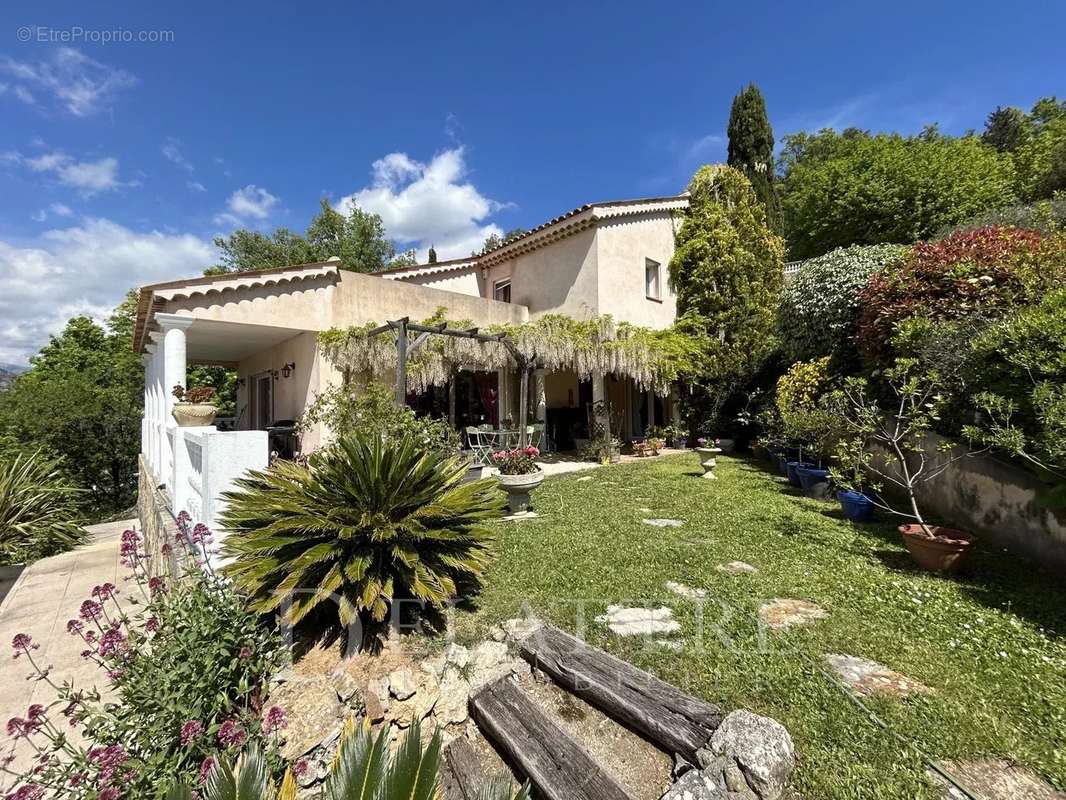 Maison à CHATEAUNEUF-GRASSE