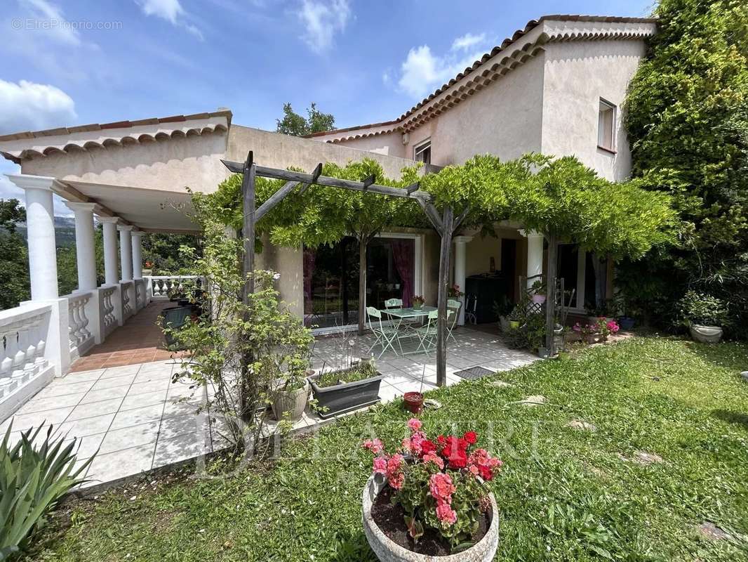 Maison à CHATEAUNEUF-GRASSE