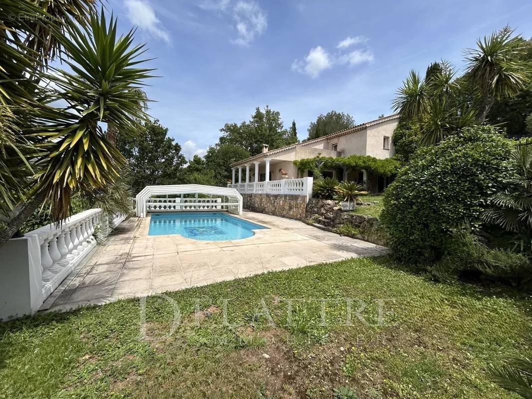 Maison à CHATEAUNEUF-GRASSE