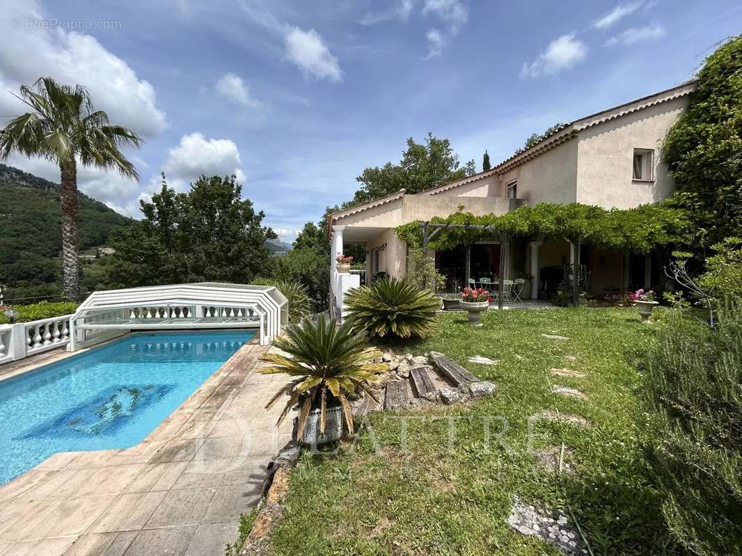 Maison à CHATEAUNEUF-GRASSE