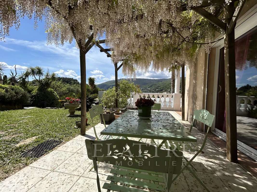 Maison à CHATEAUNEUF-GRASSE