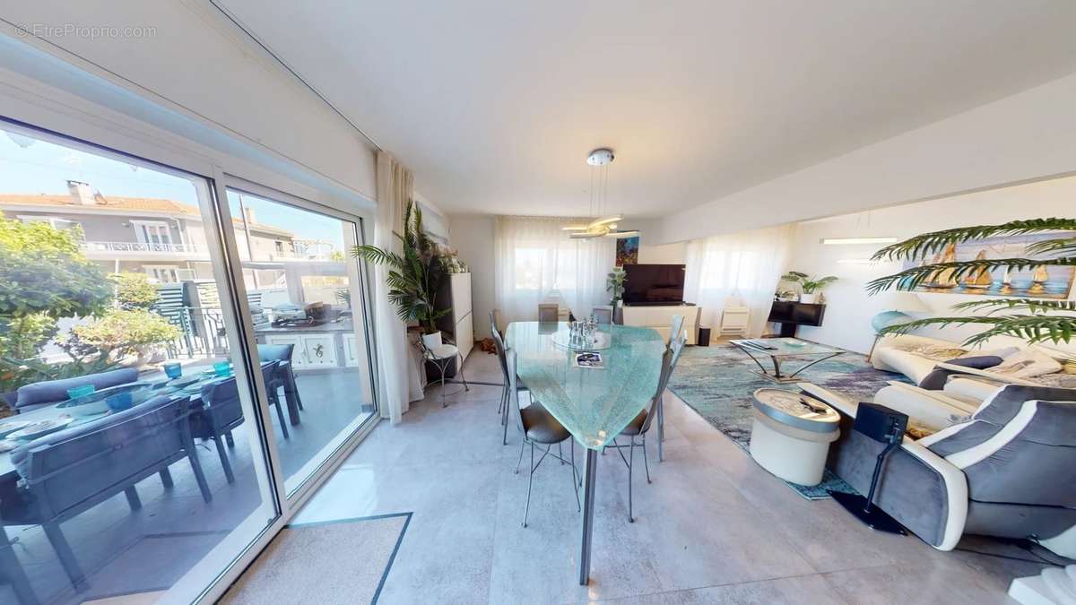 Appartement à VILLENEUVE-LOUBET