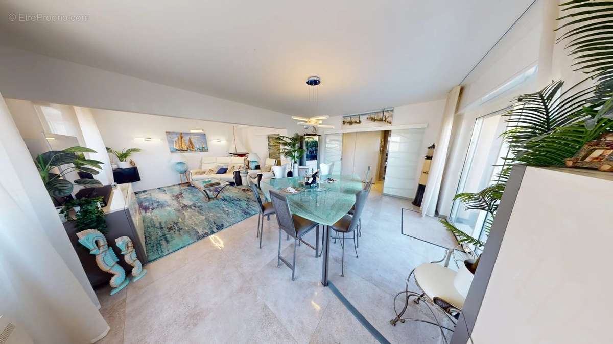 Appartement à VILLENEUVE-LOUBET