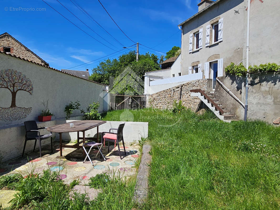 Maison à LE MAYET-DE-MONTAGNE