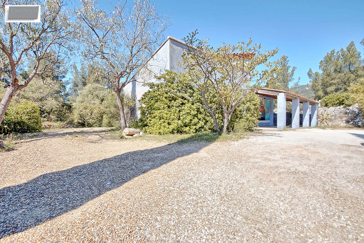 Maison à LE REVEST-LES-EAUX