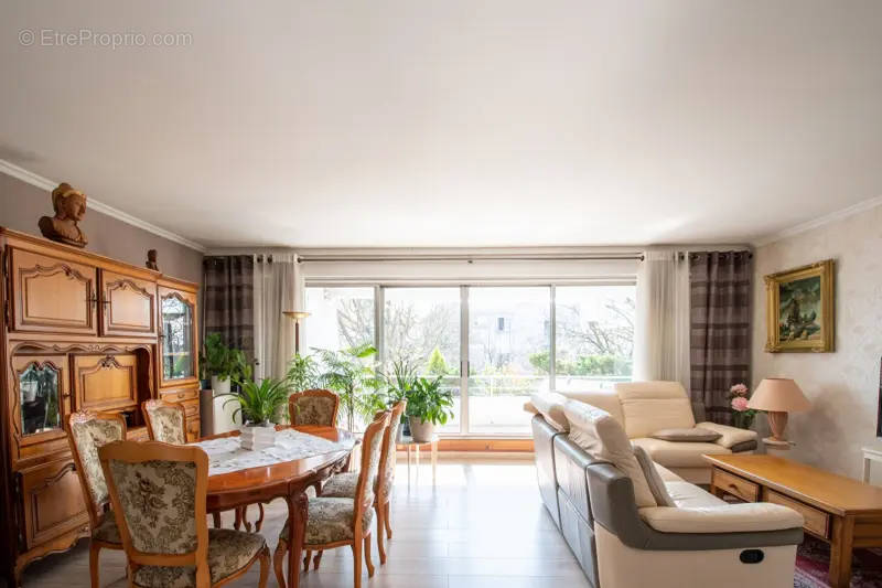 Appartement à LES PAVILLONS-SOUS-BOIS