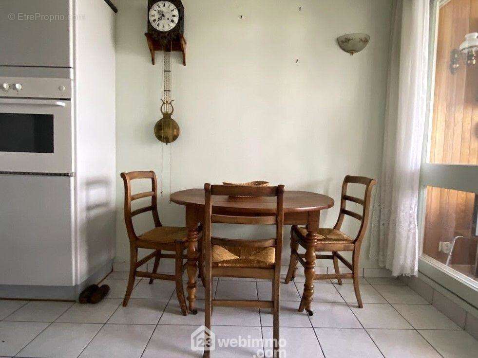 ...avec son coin repas est ouvert... - Appartement à CHOLET