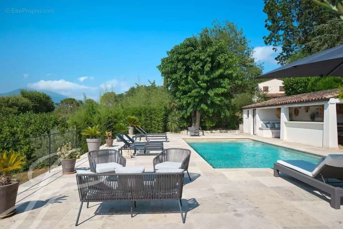 Maison à CHATEAUNEUF-GRASSE