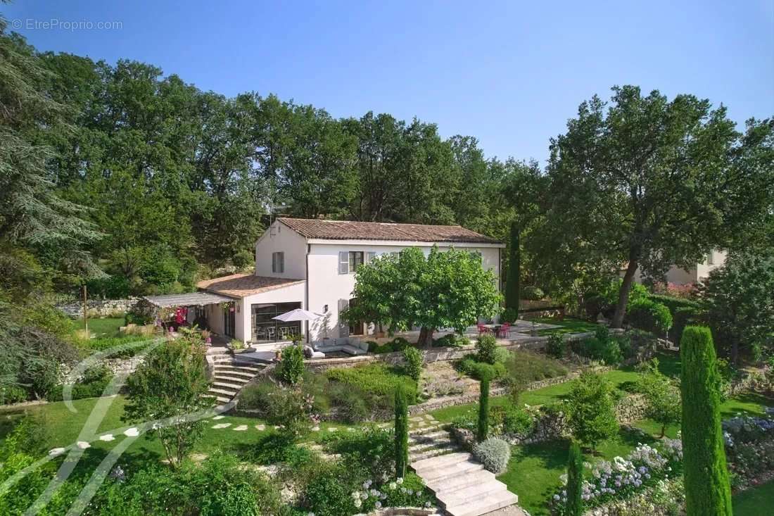 Maison à CHATEAUNEUF-GRASSE