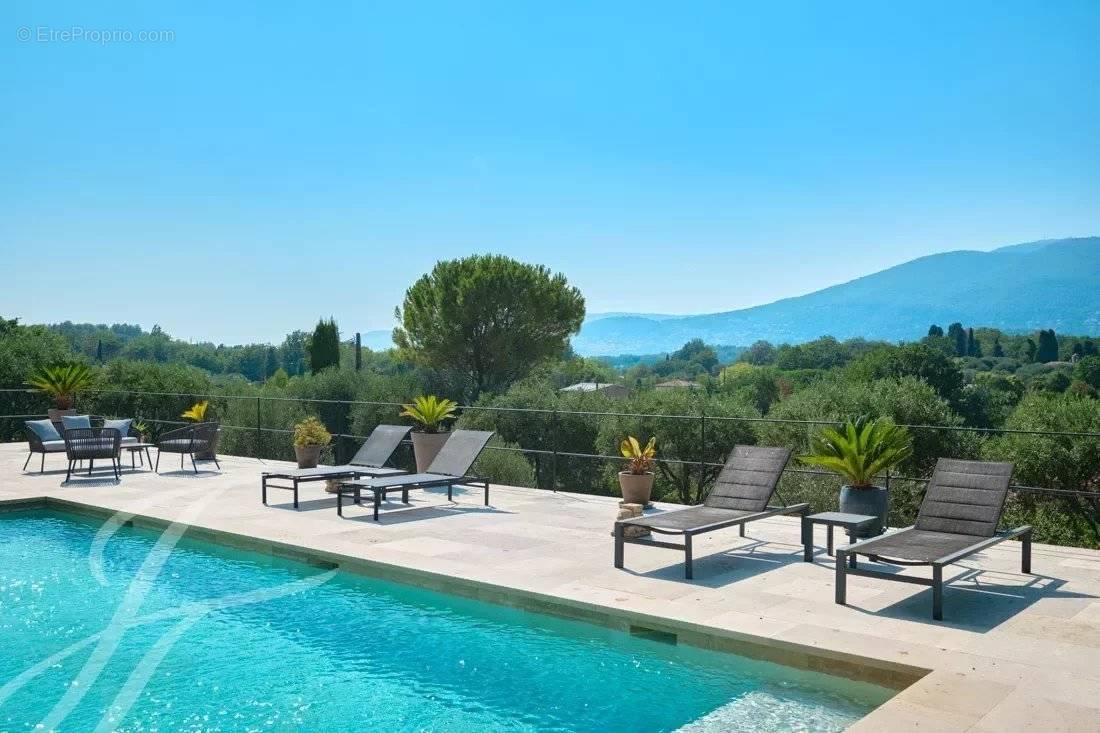 Maison à CHATEAUNEUF-GRASSE