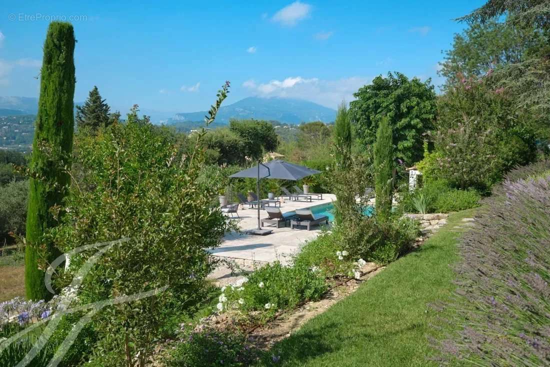 Maison à CHATEAUNEUF-GRASSE