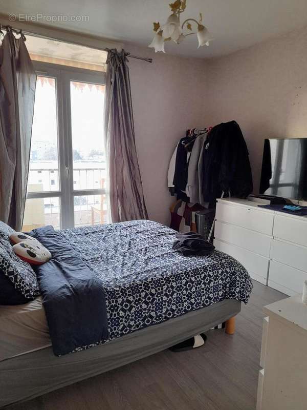   - Appartement à VAULX-EN-VELIN