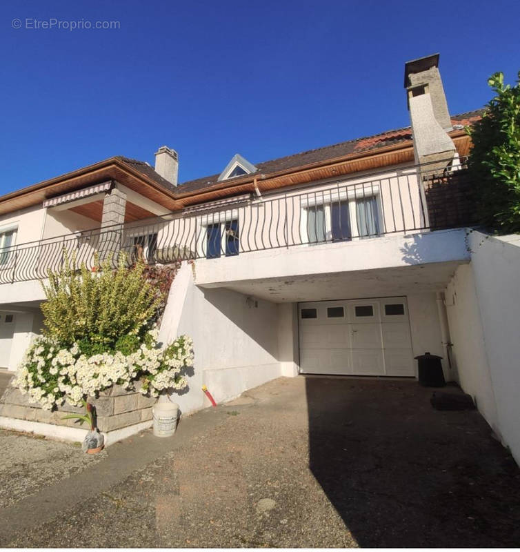 Maison à CREUZIER-LE-VIEUX