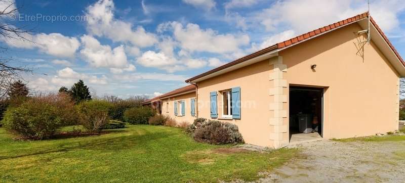 Maison à MAGNAC-LAVAL