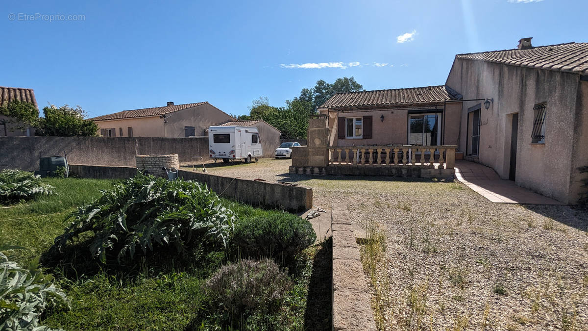 Maison à ENTRAIGUES-SUR-LA-SORGUE