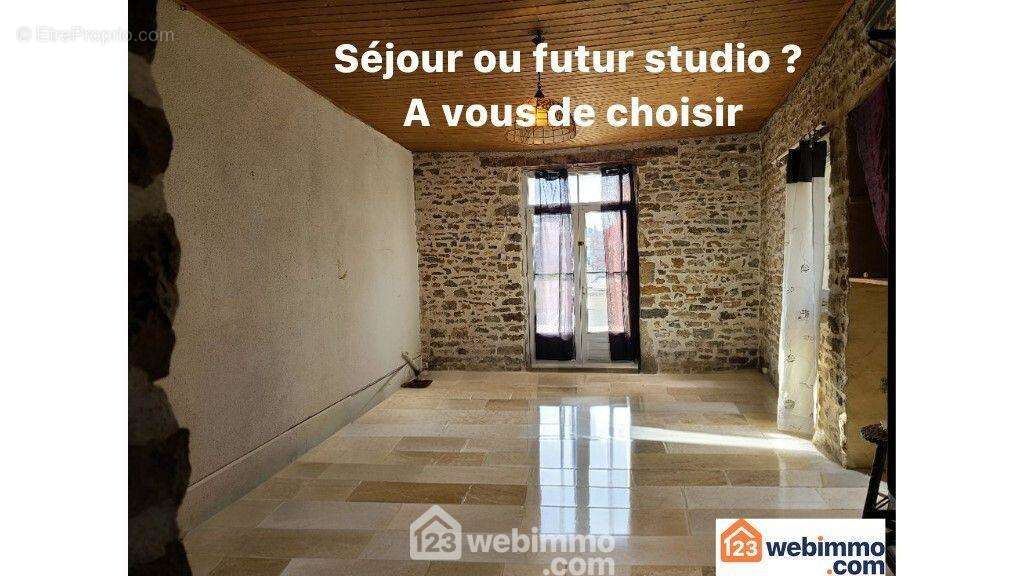 Salon de 24m² ou futur studio à louer. - Maison à TALMONT-SAINT-HILAIRE