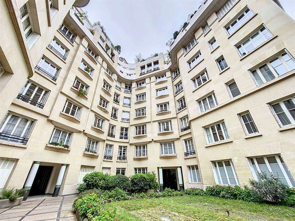 Appartement à PARIS-16E