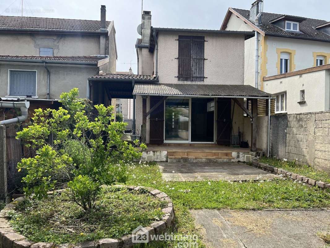 Façade arrière de la maison, terrasse et jardin accessible par le côté de la maison. - Maison à VERDUN