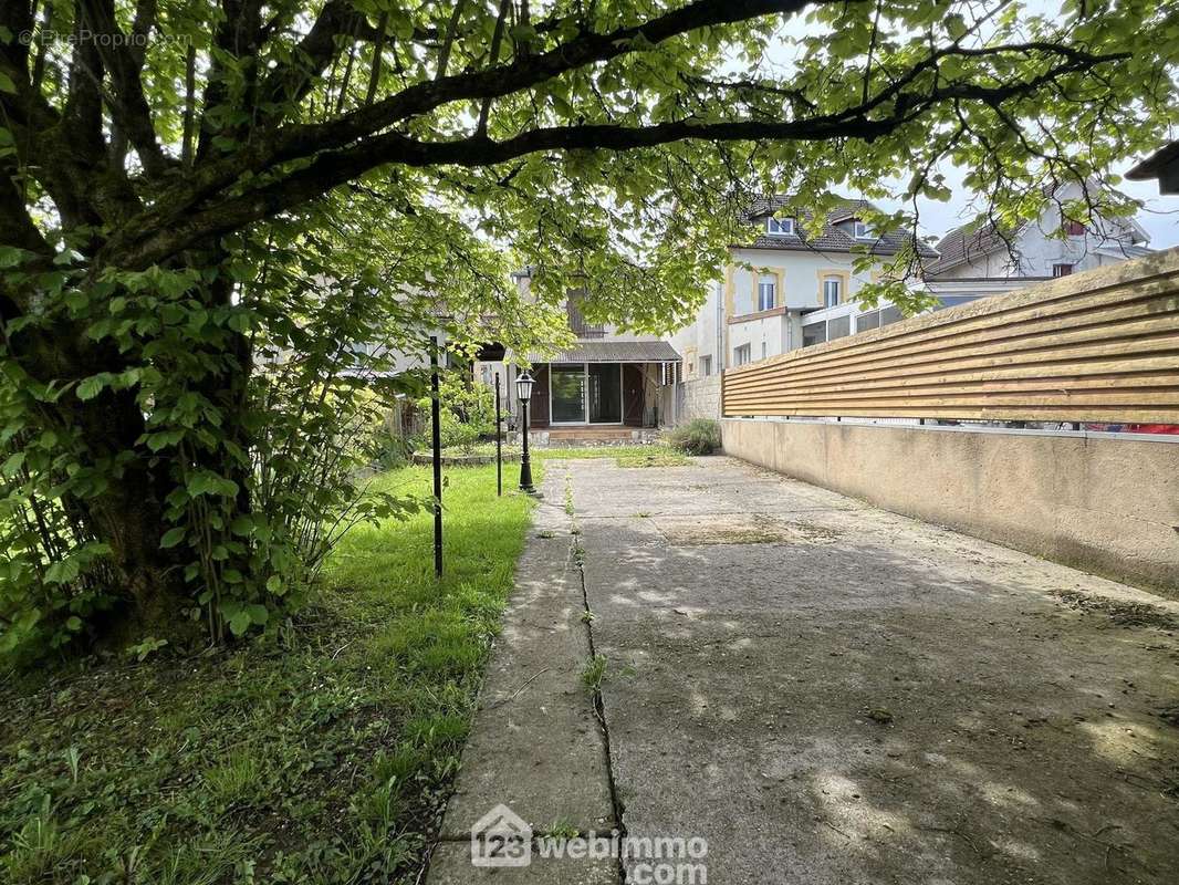 Petit jardin au calme demandant peu d&#039;entretien - Maison à VERDUN